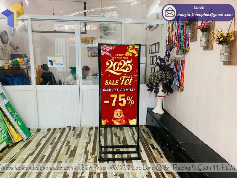 Triển khai kế hoạch cho standee khung sắt ngoài trời